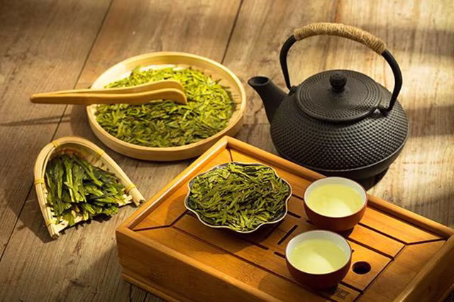 Flat jade-coloured Longjing tea leaves